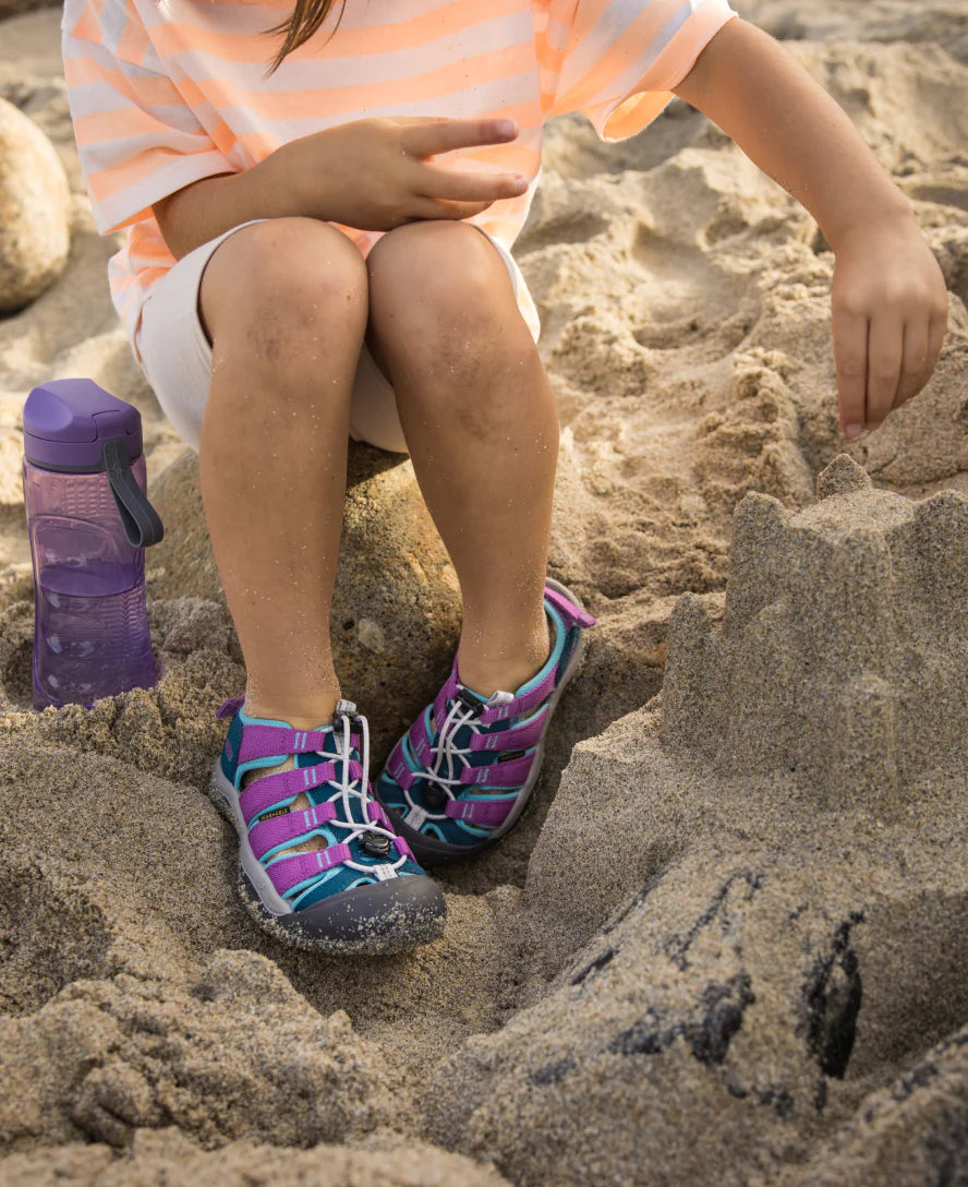 Little Kids' Newport Boundless Sandal | Black/Precious Blue - Image 8