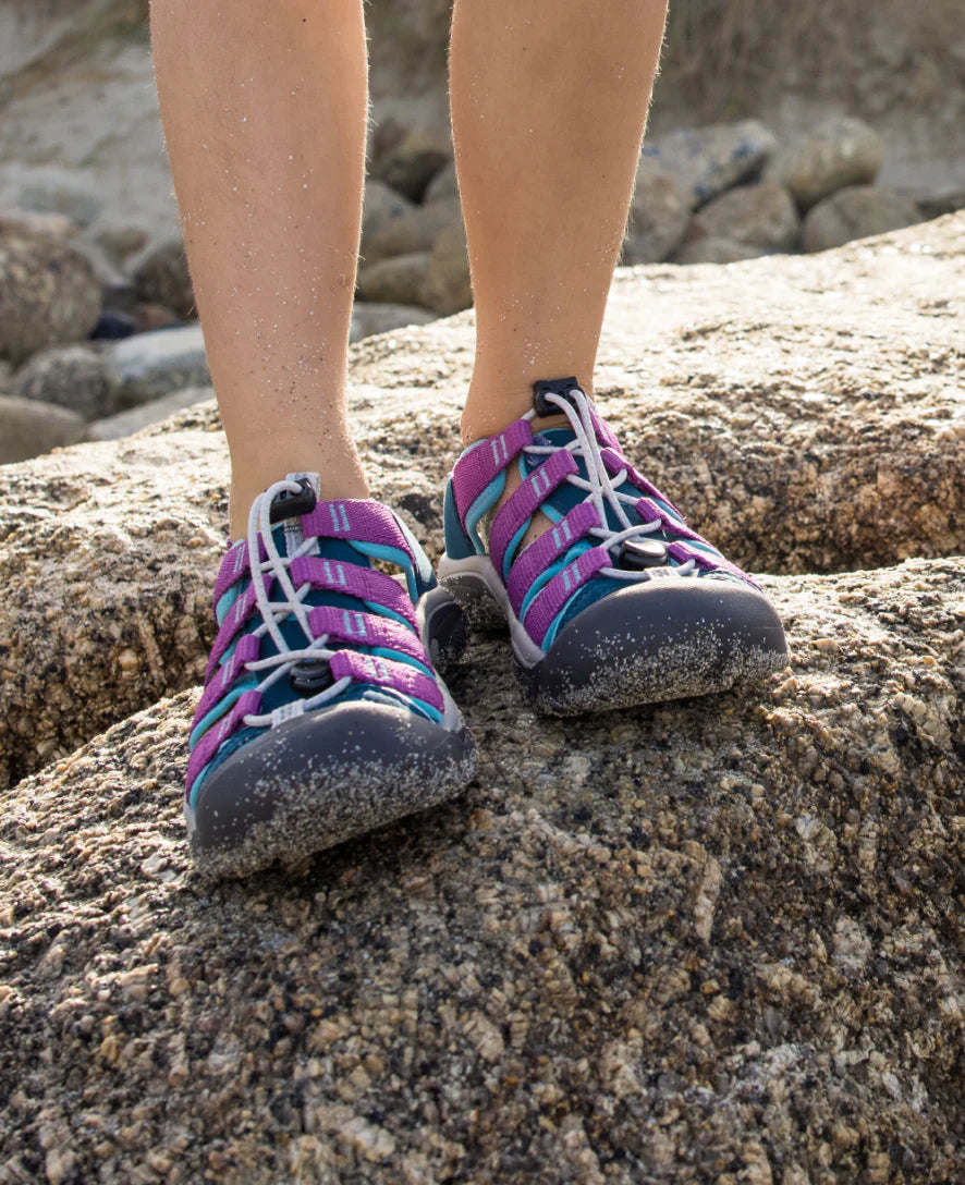 Little Kids' Newport Boundless Sandal | Black/Precious Blue - Image 7